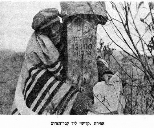 Kowel.o.D., Ein Mann mit dem kurz nach der Befreiung errichteten Holzdenkmal, www.jewishgen.org