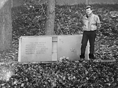 Molėtai, 1989, Ein Angehöriger steht neben der alten sowjetischen Gedenktafel am Massengrab, Molėtų krašto muziejus