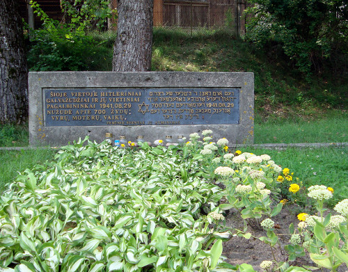 Molėtai, 2010, Der Anfang der 1990er Jahre aufgestellte Gedenkstein, holocaustatlas.lt, Lukas Dünser