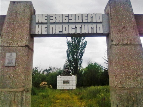 Widnyj, 2013, Torbogen mit der Inschrift »Wir vergessen nicht, wir vergeben nicht«, eva-gorlan.livejournal.com