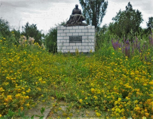 Widnyj, 2013, Zugewachsener Platz vor dem Denkmal, eva-gorlan.livejournal.com