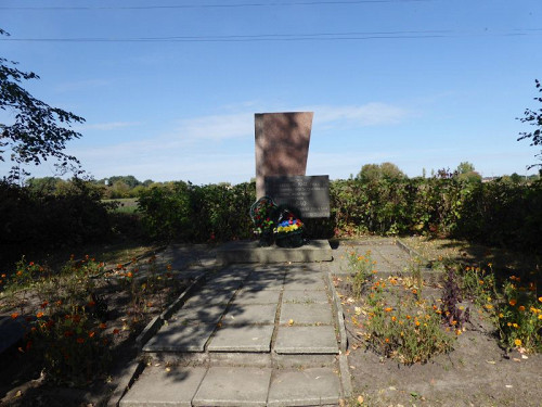 Berditschew, 2017, Das 1983 errichtete Denkmal in der Nähe des ehemaligen Flugplatzes, wo etwa 12.000 Juden erschossen wurden, Stiftung Denkmal