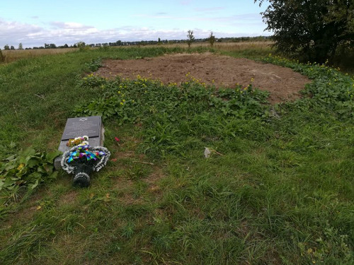 Berditschew, 2017, Massenerschießungsstätte und Gedenktafel in der Nähe des Flugplatzes Schlemerka, Stiftung Denkmal