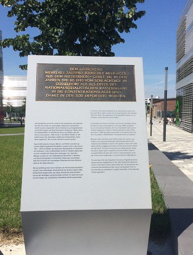 Düsseldorf, 2016, Gedenktafel aus den 1980er Jahren am Eingang zum Campus, Joachim Schröder