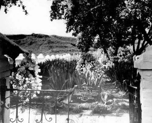 Pryluky, o.D., Alte Gedenktafel an der Massenerschießungstätte »Pliskunowka«, Yad Vashem