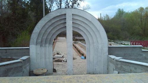 Chmelnyzkyj, 2017, Eingang zur Gedenkanlage, Chesed Bescht