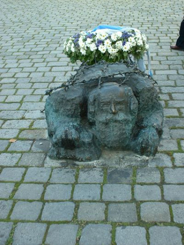 Wien, 2003, Die Bronzeskulptur »Der straßenwaschende Jude«, Verein zur Erforschung nationalsozialistischer Gewaltverbrechen und ihrer Aufarbeitung Wien, Claudia Kuretsidis-Haider