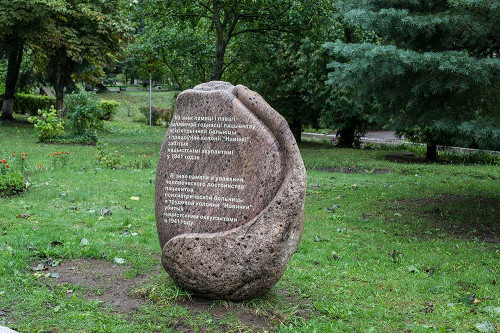 Minsk, 2017, Denkmal für die ermordeten Patienten des psychiatrischen Krankenhauses Nowinki, Aleksej Bratotschkin