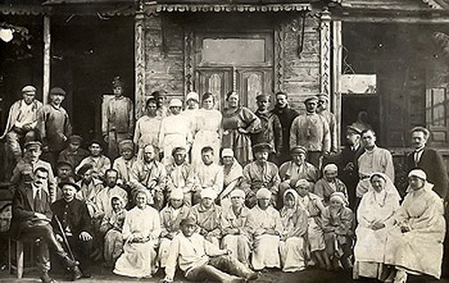 Minsk, vermutlich 1920er Jahre, Patienten und Personal des Krankenhauses Nowinki, mentalhealth.by