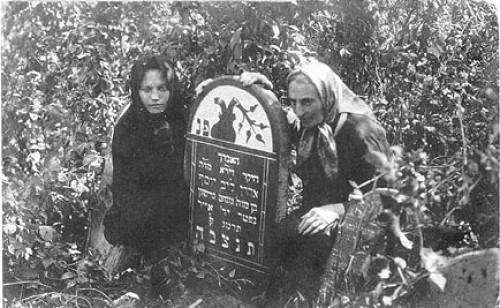 Mir, 1922, Fanny Gorodeijski und ihre Mutter am Grab von Fannys Großvater, http://pages.uoregon.edu/rkimble/Mirweb/MirSiteMap.html