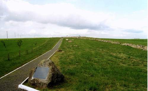 Gorodeja, 2009, Gedenkstein mit dem Denkmal im Hintergrund, Stiftung Denkmal