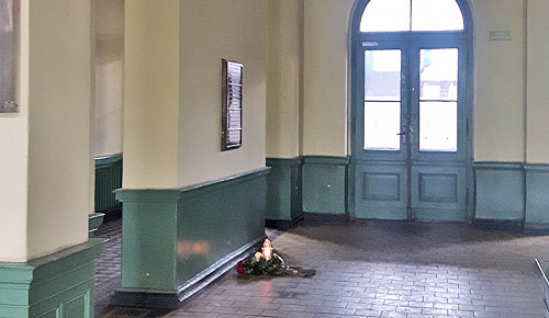 Breslau, 2018, Bahnhofhalle mit Gedenktafel, Wochenblatt, Marie Baumgarten
