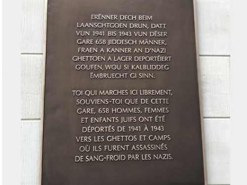 Luxemburg, 2018, Gedenktafel am Bahnhof, Fédération des Enrôlés de force