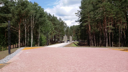 Malyj Trostenez, 2018, Teilansicht der Gedenkstätte im Wald Blagowschtschina, Galina Lewina