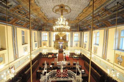 Botoschan, 2017, Von der Decke der Synagoge hängt ein imposanter Kronleuchter, George Dumitriu