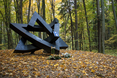 Alytus, 2013, Gebrochener Davidstern als das zentrale Element der Gedenkanlage, Alytaus turizmo informacijos centras, Giedrius Žvirblis