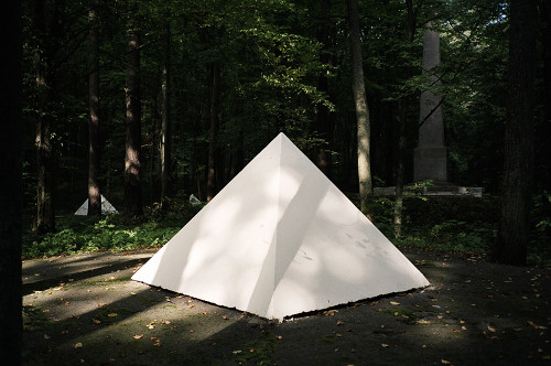 Alytus, 2016, Weiße Pyramiden kennzeichnen die Massengräber, Alytaus turizmo informacijos centras, Giedrius Bernatavičius