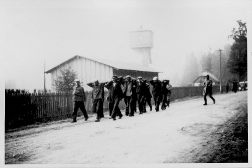 Raum Bialowies, Sommer 1941, Angehörige des Polizeibataillons 322 treiben jüdische Männer zusammen, wahrscheinlich zu deren Erschießung, Landesarchiv Baden-Württemberg, Staatsarchiv Freiburg F 176/13 Nr. 14-24a