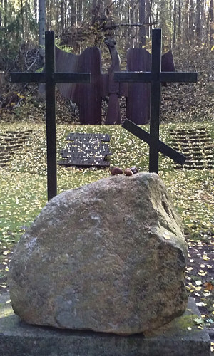 Bei Podolany, o.D., Kreuze an der Erschießungsstelle in der ehemaligen Kiesgrube, www.jewish-bialowieza.pl
