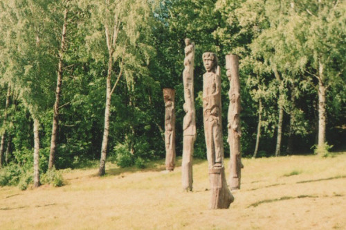 Ablinga, o.D., Ansicht der Holzskulturen, Liam Ashley Clark