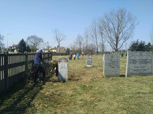 Warta, 2019, Friedhof mit dem Denkmal der zehn Männer, die 1942 erhängt wurden, Stowarzyszenie im. Ireneusza Ślipka na rzecz dialogu polsko-żydowskiego