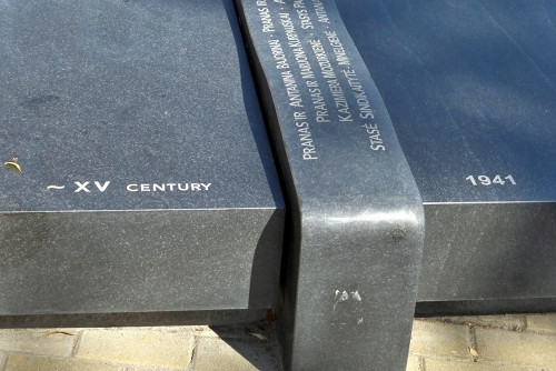 Jurburg, 2019, Detailansicht des Denkmals, Joel Alpert