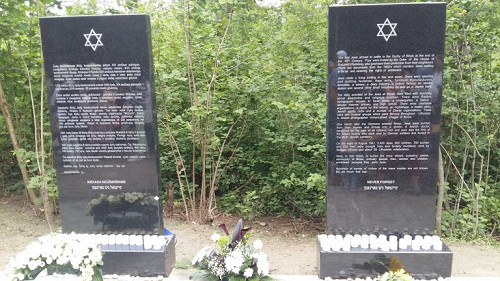 Biržai, 2019, Gedenksteine mit litauischer und englischer Inschrift, lzb.lt