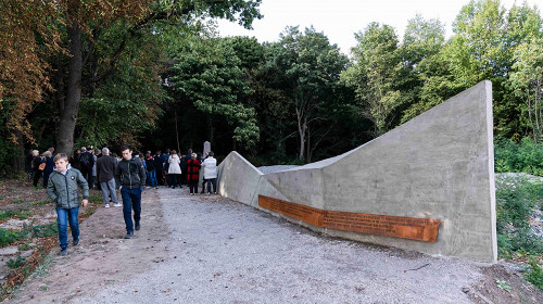 Plyskiw, 2019, Denkmal im Wald am Tag seiner Einweihung, Stiftung Denkmal, Anna Voitenko