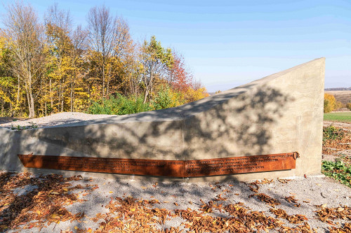 Plyskiw, 2019, Detailansicht des Denkmals im Wald, Stiftung Denkmal, Anna Voitenko