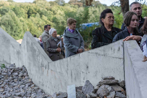 Plyskiw, 2019, Detailansicht des Denkmals im Wald bei der Einweihungszeremonie, Stiftung Denkmal, Anna Voitenko
