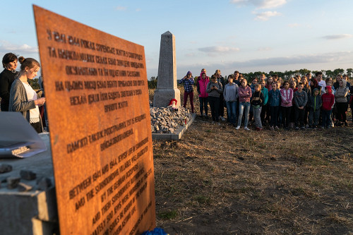 Samhorodok, 2019, Neue Gedenktafel am Tag der Einweihung des Denkmals, Stiftung Denkmal, Anna Voitenko