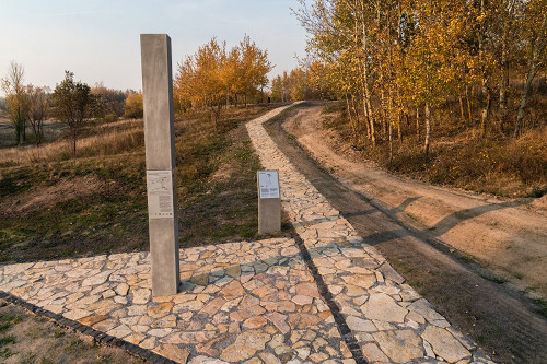 Chashyn, 2019, Informationsstele am Weg zum Denkmal, Stiftung Denkmal, Anna Voitenko