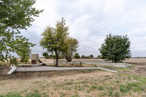 Tschukiw, 2019, Ansicht des Massengrabs mit dem neuen Denkmal, Stiftung Denkmal, Anna Voitenko