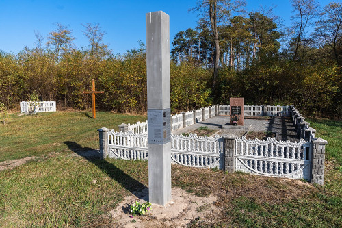 Hromada bei Ljubar, 2019, Denkmal von 1972 und neue Informationsstele an der Erschießungsstätte bei der Sandgrube, Stiftung Denkmal, Anna Voitenko