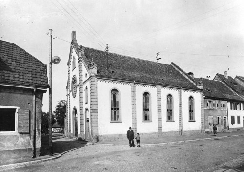 Breisach, um 1927, Leopold Breisacher und sein Enkel Walter vor der Synagoge, Central Archives of the Jewish People, Jerusalem