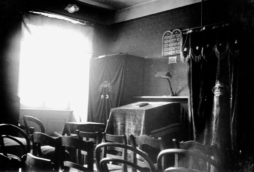 Breisach, März 1939, Nach der Zerstörung der Synagoge wurde ein Raum im Gemeindehaus als Gebetssaal benutzt, Gedenk- und Bildungsstätte das Blaue Haus