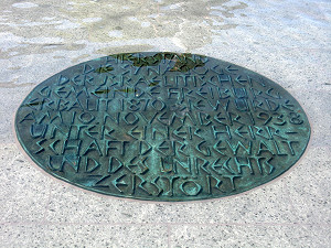 Gedenktafel_im_Freiburger_Synagogenbrunnen_2_KLEIN