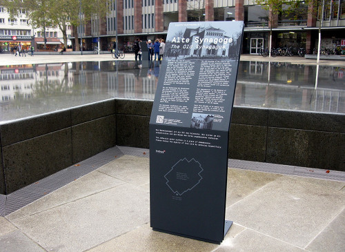 Freiburg, 2017, Informationstafel am Denkmal in Erinnerung an die Alte Synagoge, Andreas Schwarzkopf