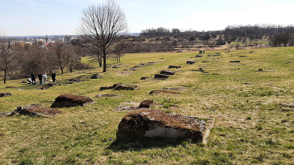 Krakau-Plaszow, 2023, Erhaltene jüdische Grabsteine eines Vorkriegsfriedhofs, Stiftung Denkmal