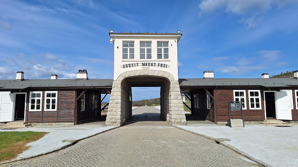 Groß-Rosen, 2024, Ehemaliges Lagertor, Stiftung Denkmal