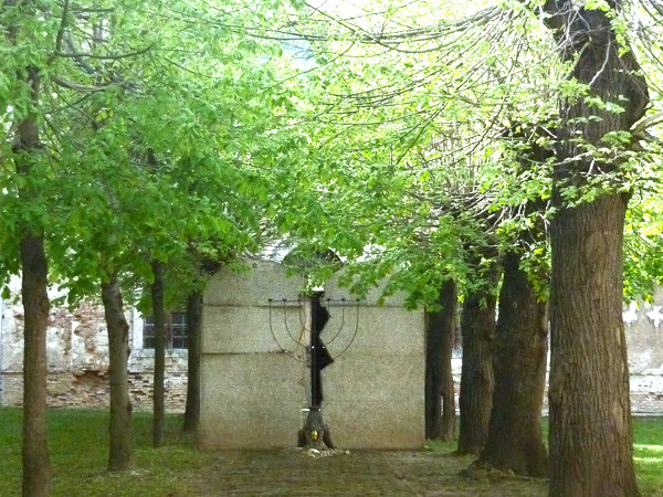 Nagykanizsa, 2015, Menora und Gedenktafel im Hof der Synagoge, Tibor Szemenyey-Nagy