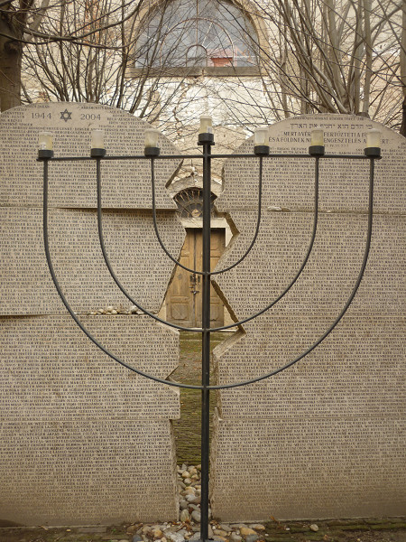 Nagykanizsa, 2018, Menora und Gedenktafel im Hof der Synagoge, Tibor Szemenyey-Nagy