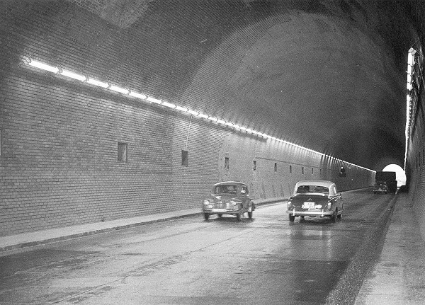 Leonberg, 1958, Autoverkehr im wiederhergestellten Engelbergtunnel, Landesarchiv Baden-Württemberg, Staatsarchiv Ludwigsburg EL 75 VI a Nr 6396