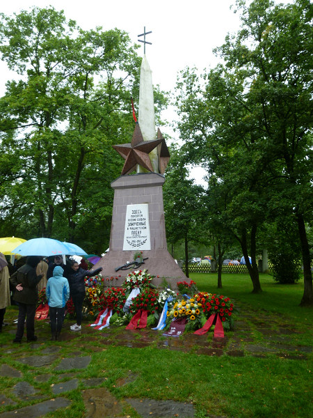 Stukenbrock, 2015, Gedenkveranstaltung des Arbeitskreises »Blumen für Stuckenbrock« 2015, Wikimedia Commons / Hakanneu / CC BY-SA 4.0