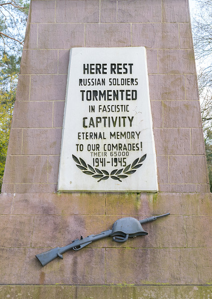 Schloß Holte-Stukenbrock, 2016, Gedenkschrift am Obelisken auf dem Ehrenfriedhof, Wikimedia Commons / Tsungam / CC0