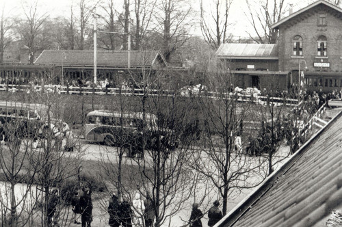 Vught, (o.D.), Transport von Juden vom Bahnhof Vught ins KZ Herzogenbusch, Nationaal Monument Kamp Vught, v. Heel.