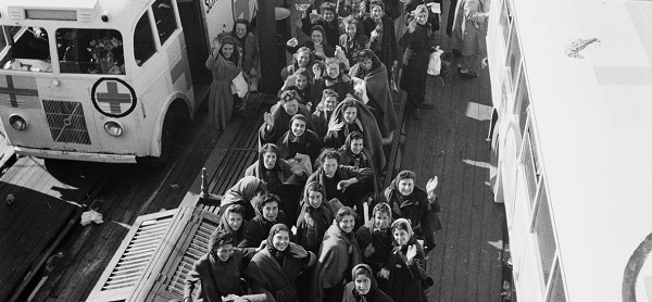 Malmö, 1945, Mit den von Graf Folke Bernadotte organisierten »Weißen Bussen« gerettete ehemalige KZ-Häftlinge, Nordiska museet / K. W. Gullers
