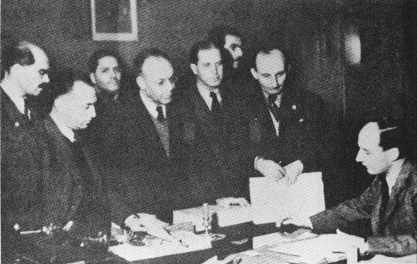 Budapest, 1944, Raoul Wallenberg (sitzend) mit jüdischen Assistenten in der schwedischen Botschaft, Yad Vashem
