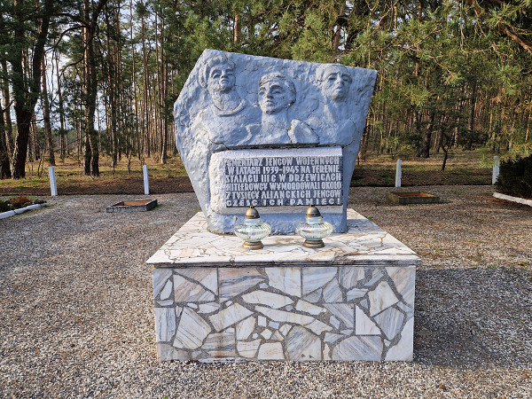 Küstrin, 2025, Gedenkstein auf dem Friedhof, Stiftung Denkmal