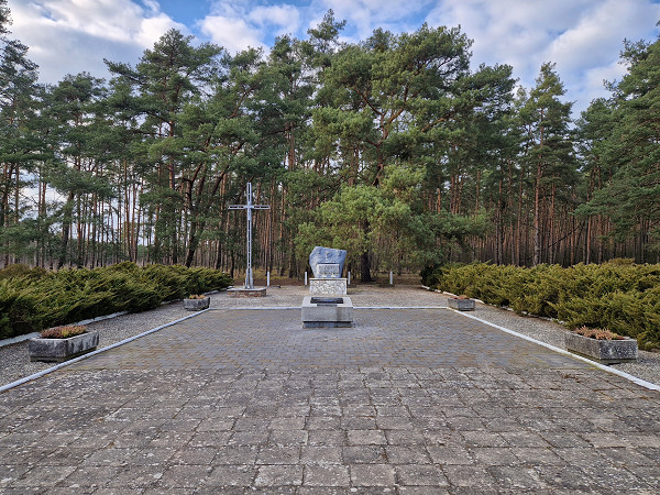 Küstrin, 2025, Ansicht des Kriegsgefangenenfriedhofs, Stiftung Denkmal